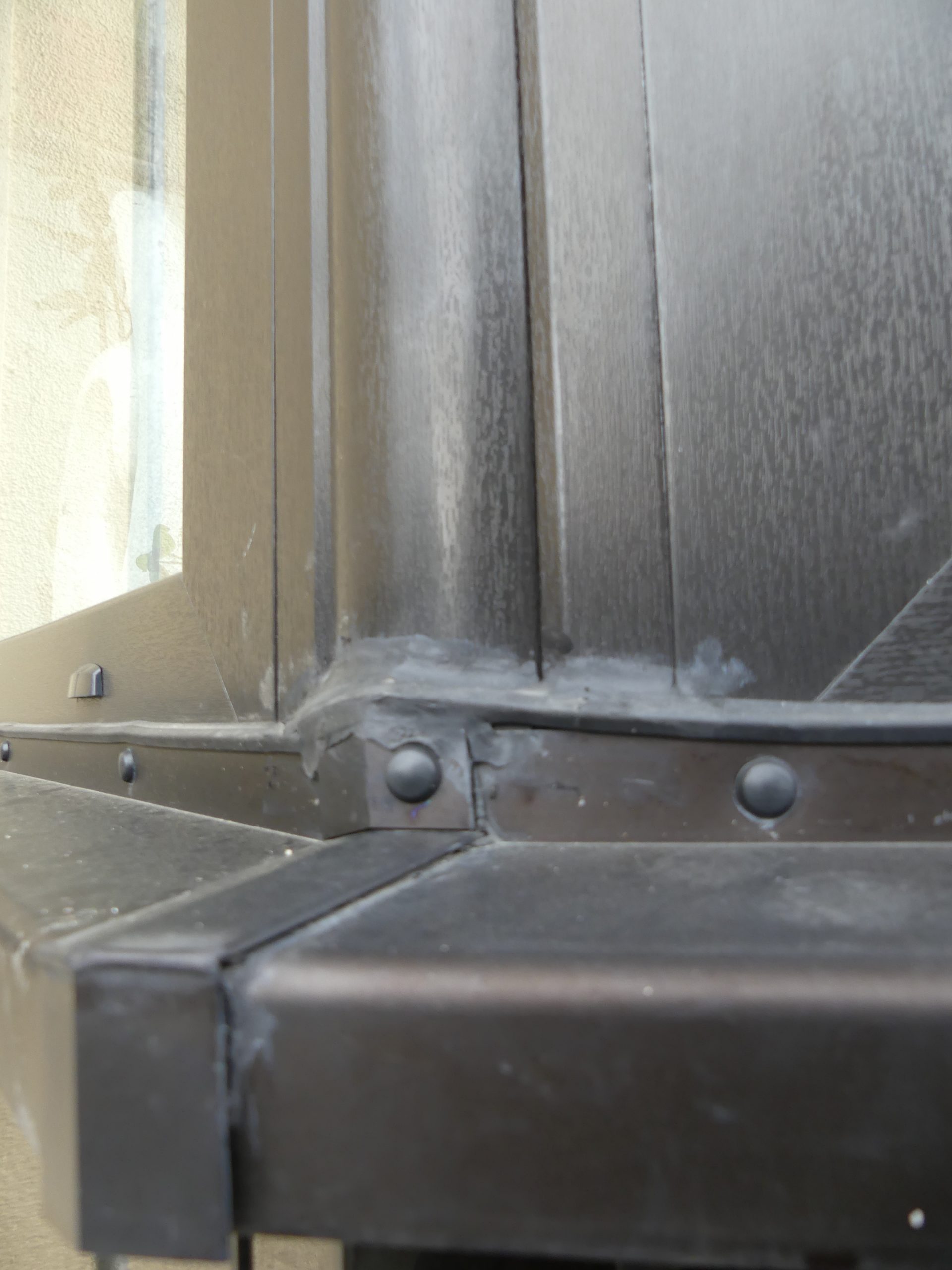 Arbeitsfoto – Sachverständiger Tischlerhandwerk Werl bei der Begutachtung vor Ort