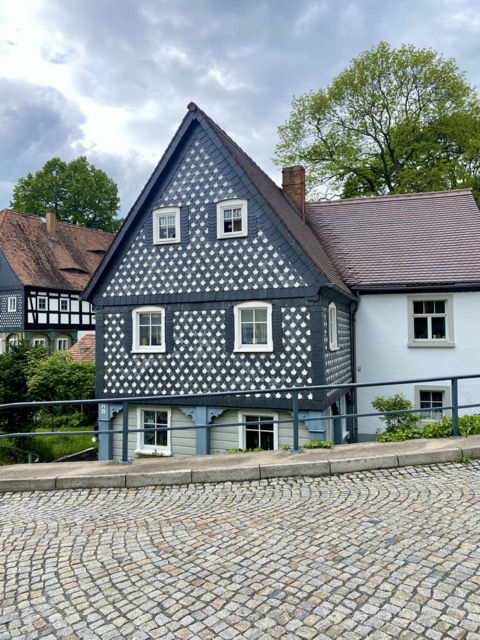 Denkmalgeschütztes Fachwerkhaus mit Schieferfassade, bei dem eine Außendämmung nicht sinnvoll oder möglich ist