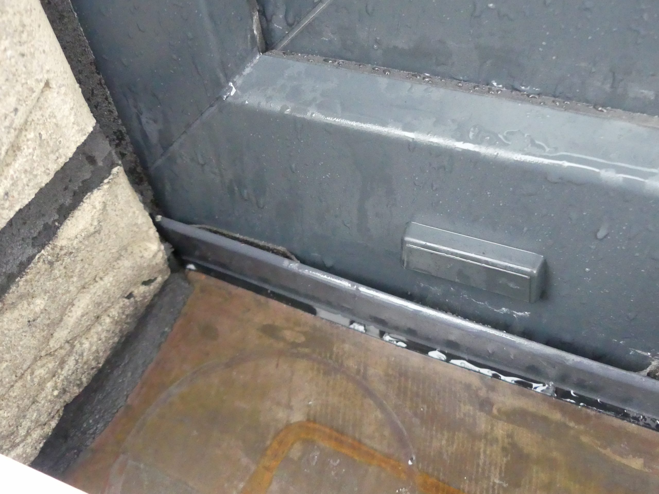 Kurzbewertung eines unteren Fensterbankanschlusses mit Wassereintritt und falsch verwendeten Deckleisten