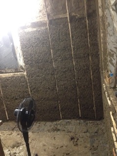 Beginn einer Innendämmung aus Holzleichtlehm als Beispiel für einen abgestimmten ökologischen Systemaufbau im Altbau