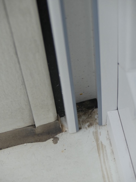 Privatgutachten zu einem offenen Anschluss beim Fenstereinbau zwischen Rollladenschiene und vorhandener Fensterbank