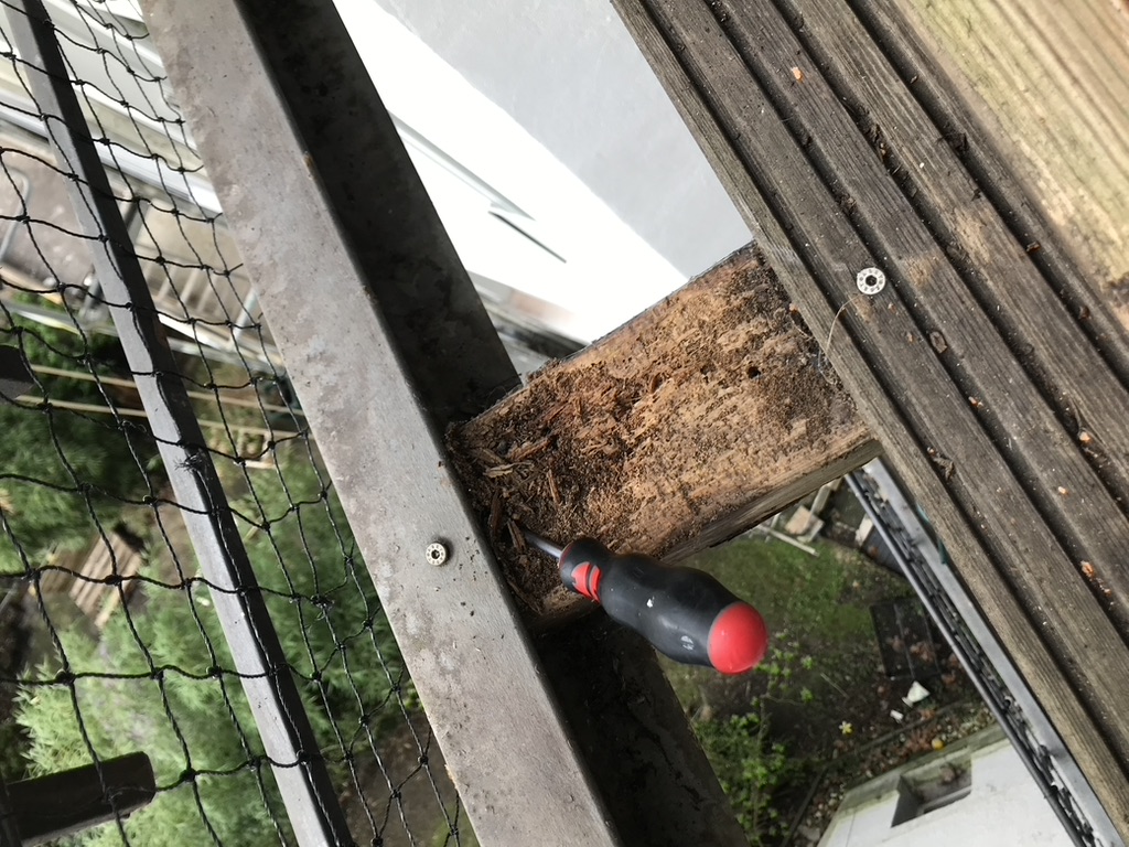 Technische Zweitmeinung zu einer Terrassenkonstruktion mit verrottetem und fehlerhaft montiertem Tragbalken